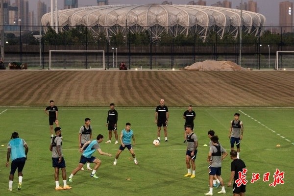 武汉三镇训练开放日,冲刺阶段外线爆发引欢呼,欧篮联在即,纪律约束更严格的简单介绍 武汉三镇训练开放日,冲刺阶段外线爆发引欢呼,欧篮联在即,纪律约束更严格的简单介绍