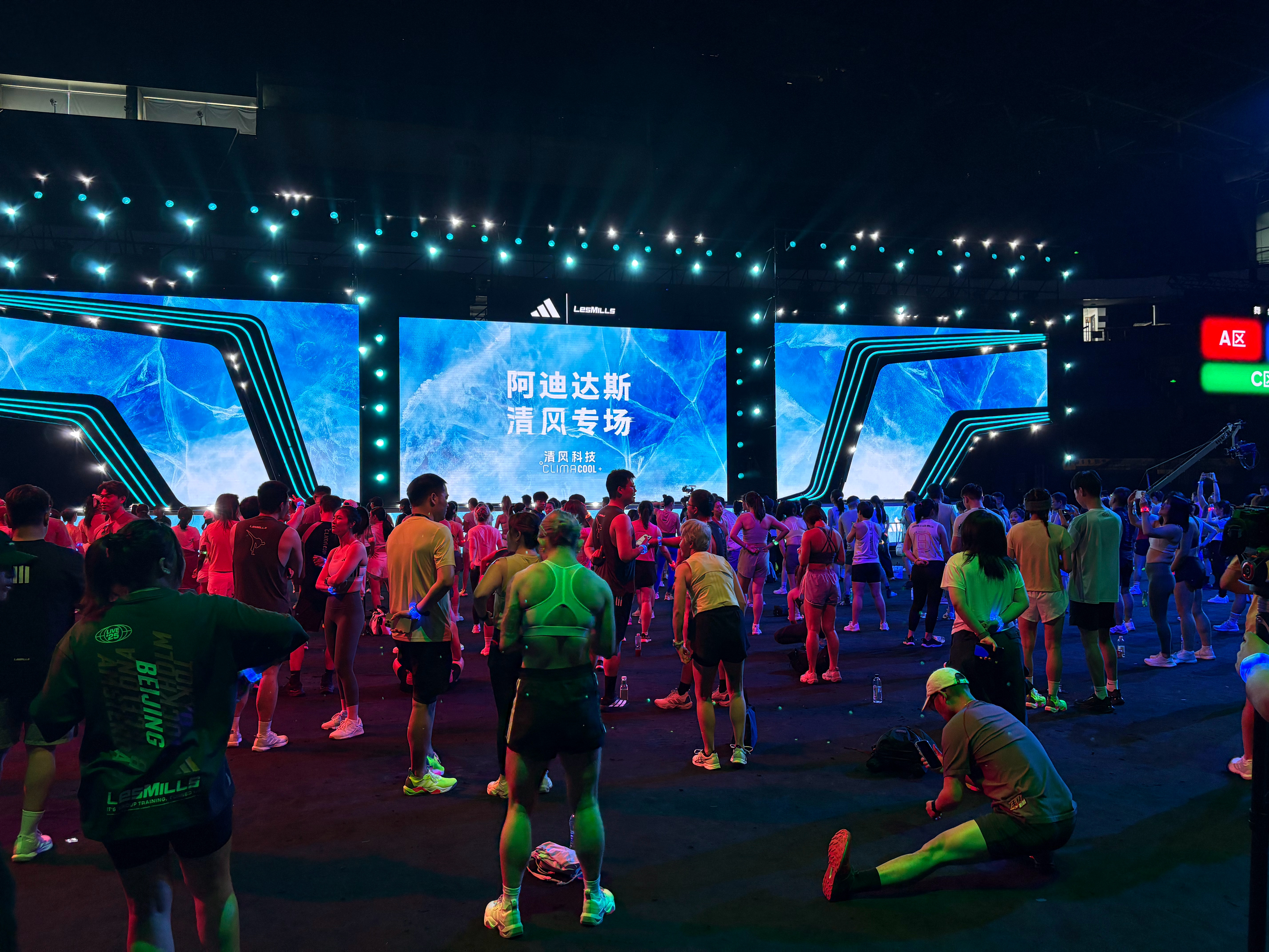 阿贾克斯训练开放日；今晨状态回暖引欢呼；欧冠在即；阵容厚度经受考验(暗区突围阿贾克斯宣传片)