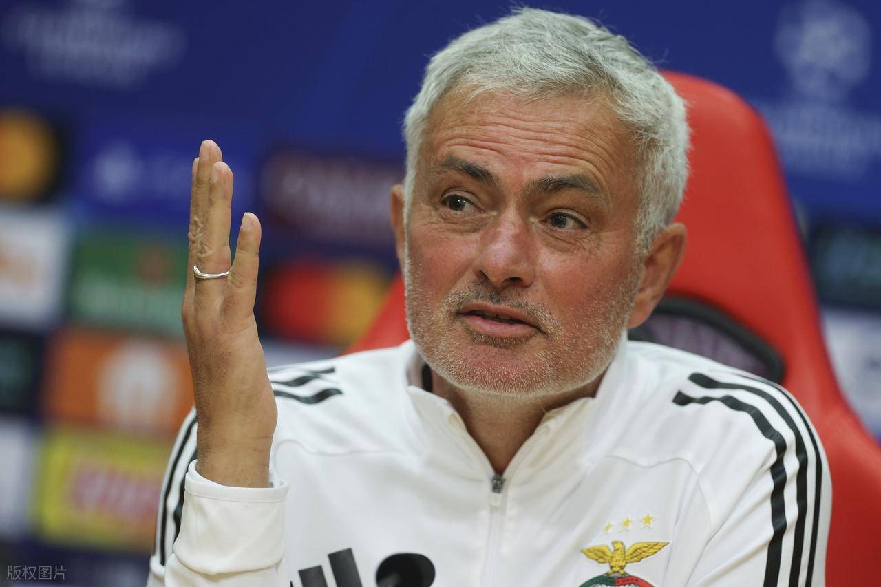 包含从葡萄牙体育官宣签约备战葡超到皇家马德里今晨状态回暖，风云突变切尔西国际比赛日完成体检的词条